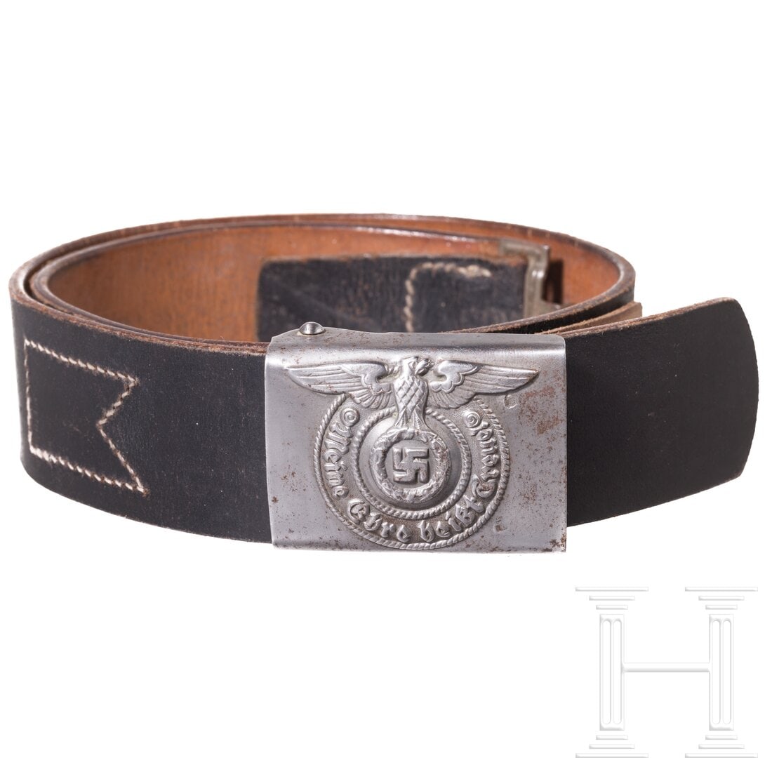 A belt buckle for EM/NCOs of the Waffen-SS: A belt buckle for EM/NCOs of the Waffen-SSHohlgeprägtes eisernes Kastenschloss, vs. sichtlich gereinigt, rs. mit Resten der feldgrauen Lackierung, ohne Herstellerpunzierung. Dazu ein Lederkoppel.Cond
