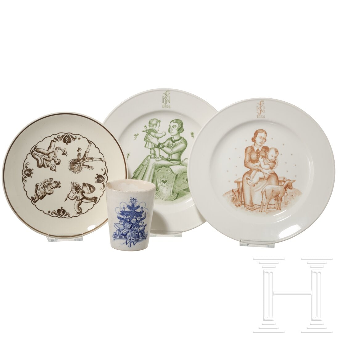 Three plates and a cup of the NS Volkswohlfahrt (NSV): Three plates and a cup of the NS Volkswohlfahrt (NSV) Ein Keramikteller von Waechtersbach und zwei weitere ohne Marke mit farbigem Unterglasurdekor, darin Motive wie Struwwelpeter, Max und Moritz, Mut