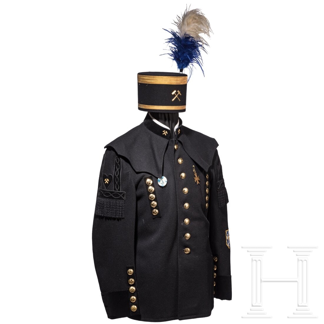 A mining costume of a Bavarian miner: A mining costume of a Bavarian minerSchwarzer Rock mit Samtapplikationen, goldenen Zunftknöpfen und -abzeichen sowie bayerischen Ärmelabzeichen. Schwarzes Kunstseidenfutter mit Herstelleretikett von
