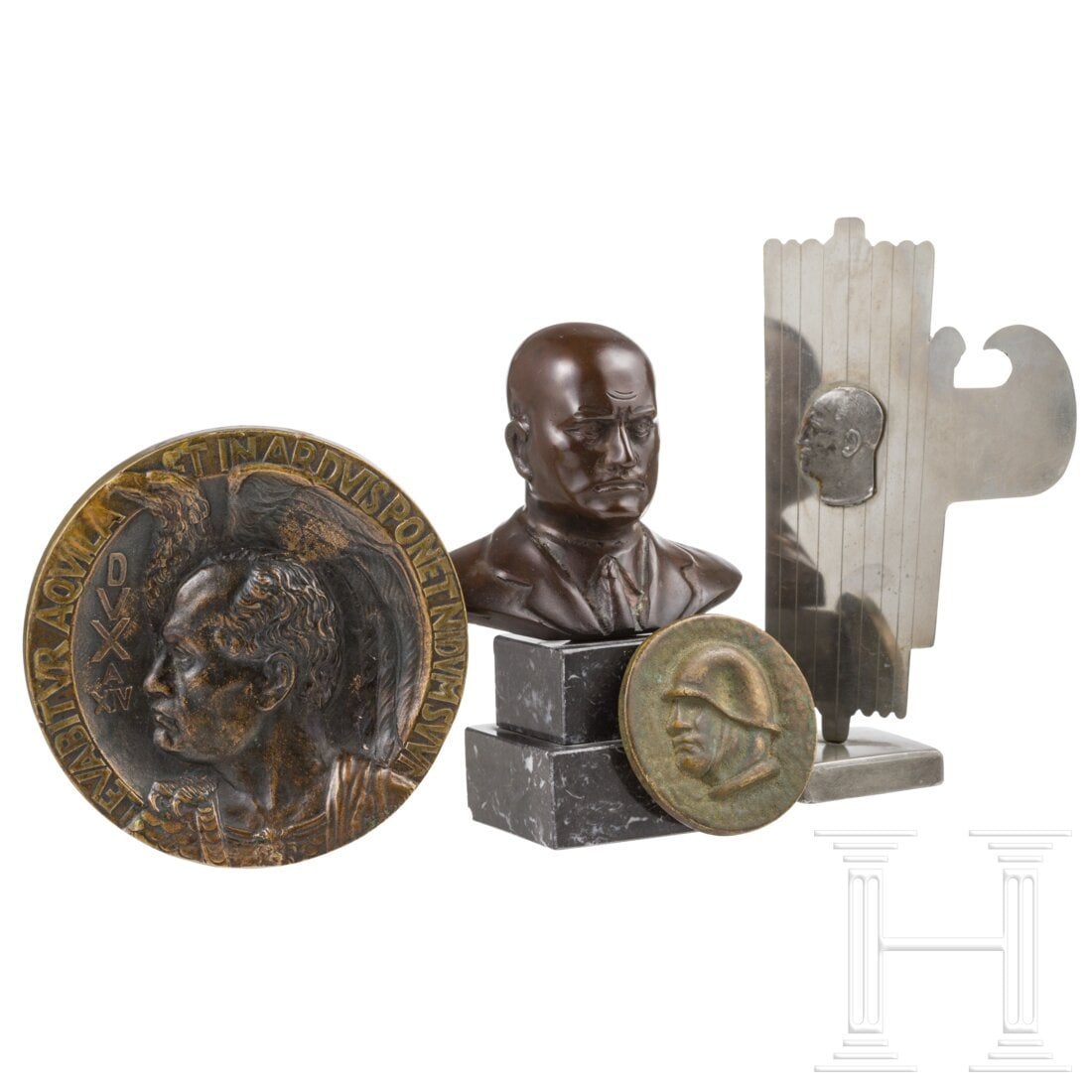 Benito Mussolini - a bust, a table decoration and two plaques, before 1946: Benito Mussolini - a bust, a table decoration and two plaques, before 1946Vollplastische Porträtbüste aus braun patiniertem Bronzehohlguss, rs. signiert "Rossi", auf gestuftem grauen Steinsockel (le