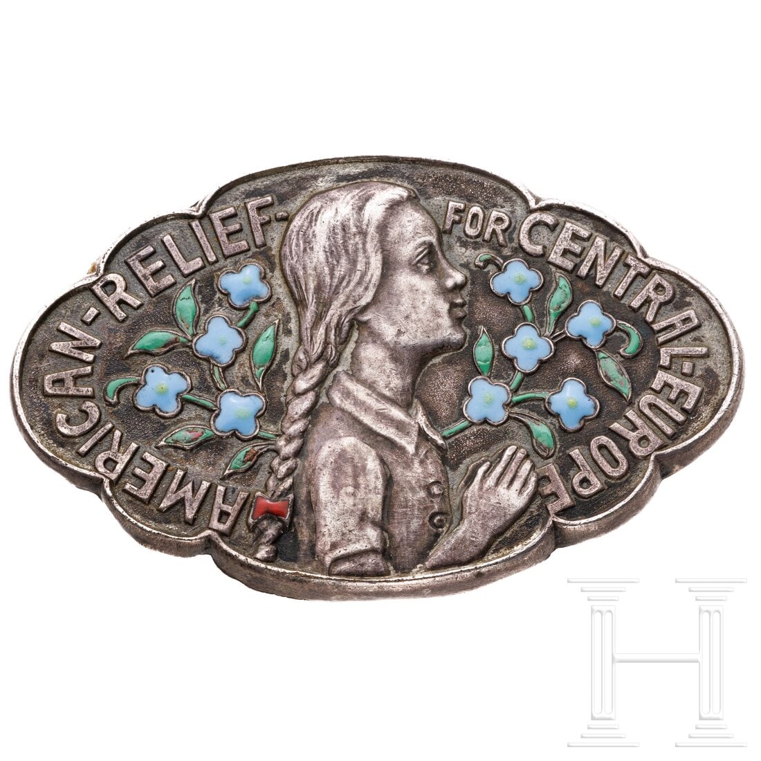 A partly enamelled silver brooch "American Relief for Central Europe": A partly enamelled silver brooch "American Relief for Central Europe"Silber, ungepunzt, Herstellerstempel "B.H. Mayer Pforzheim". Querovale Form mit Darstellung eines Mädchens zwischen hellblau und g