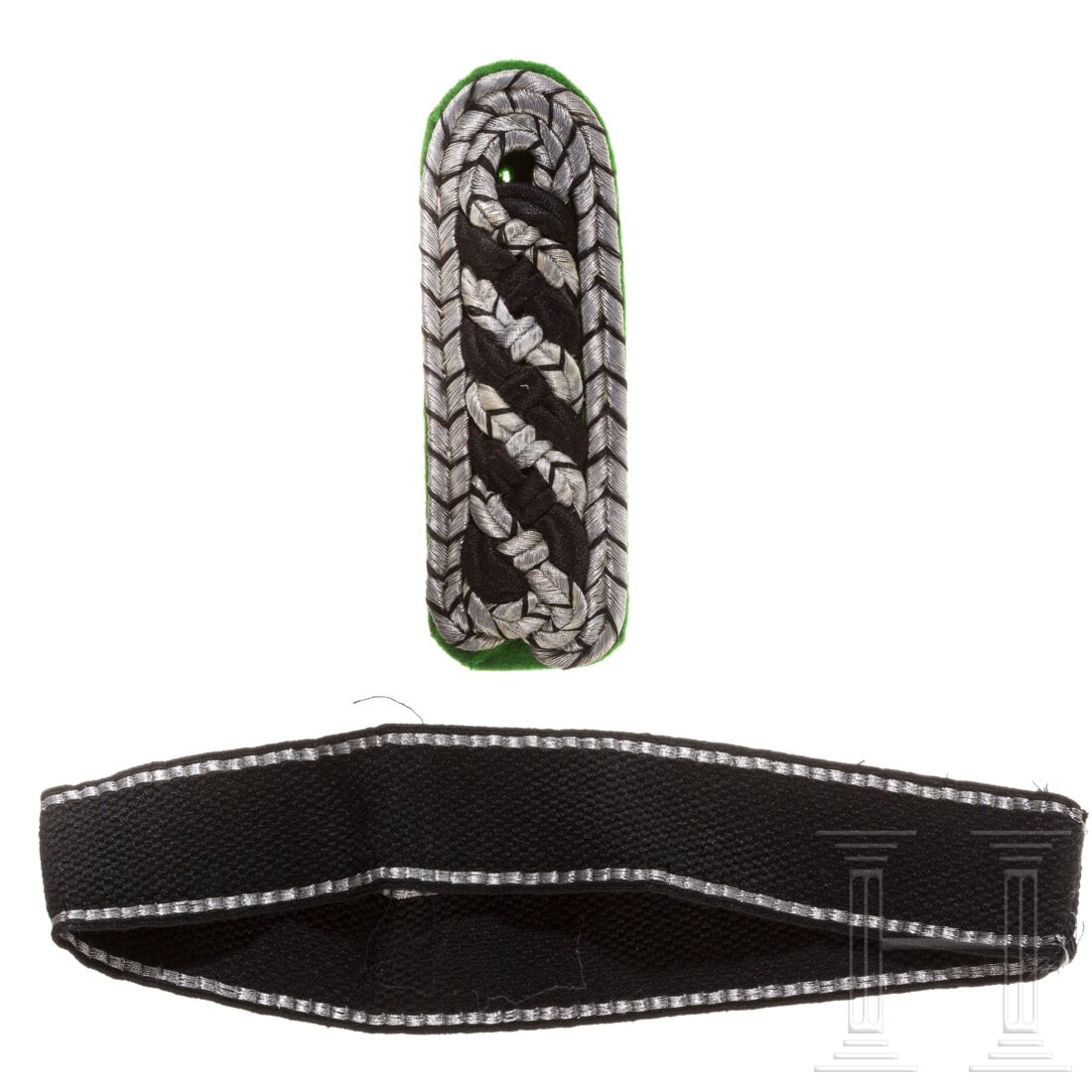 A blanko cuff title: A blanko cuff titleSchwarz gewebtes Band in RZM-Ausführung mit eingewebten silbernen Randstreifen. Länge ca. 38 cm. Dazu ein einzelnes Schulterstück des SD.Condition: II