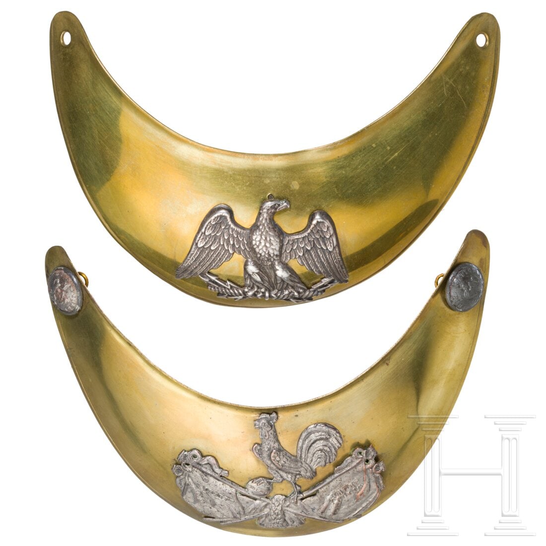 Two M 1830 gorgets for officers of the Garde Nationale: Two M 1830 gorgets for officers of the Garde NationaleEin gewölbter Messingschild M 1830 mit versilbertem Emblem in Form des gallischen Hahns auf Fahnentrophäen, zugehörige Befestigungsknöpfe. Daz