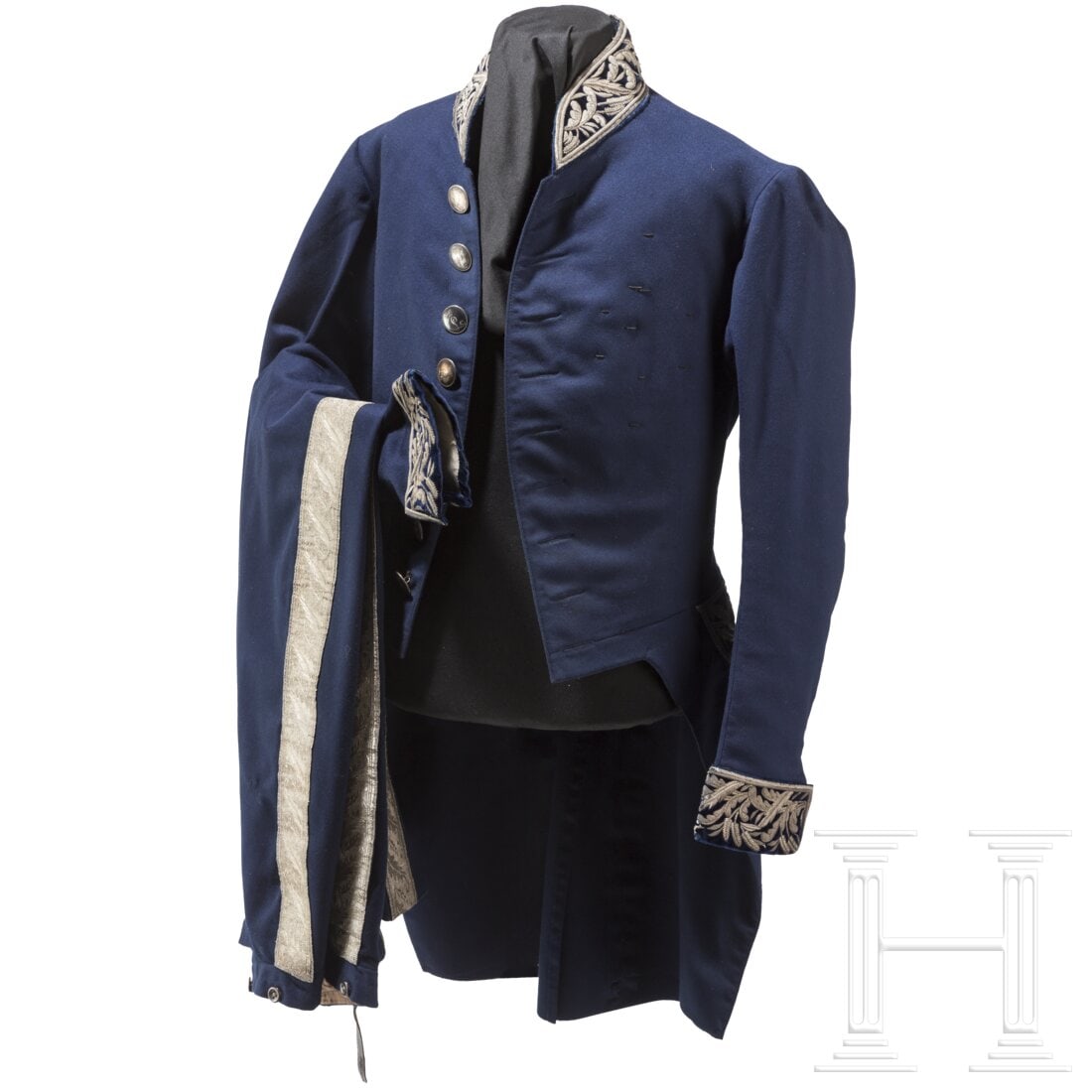 A blue tailcoat of a noble house, 1st half of the 20th century: A blue tailcoat of a noble house, 1st half of the 20th centuryFeines dunkelblaues Grundtuch, dunkelblaue Samtaufschläge mit reichen silbernen Stickereien an Kragen, Ärmelenden und den Patten der ang