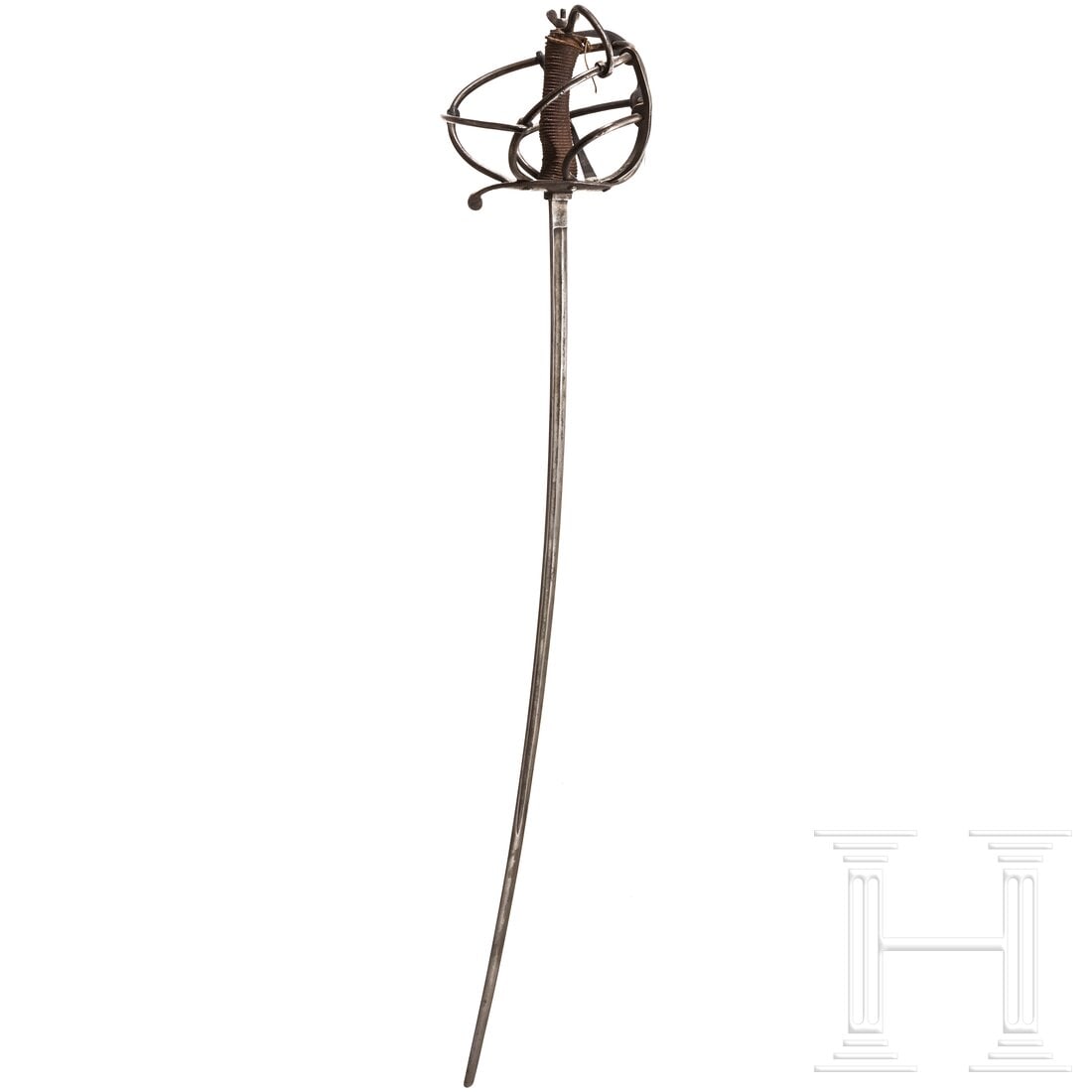 A sabre for cavalry training, late 19th century: A sabre for cavalry training, late 19th centuryLeicht gekrümmte Rückenklinge (ungemarkt) mit rundem Ort. Großes, am Stichblatt vernietetes Korbgefäß aus Eisen, fadenumwickelte Hilze mit Daumenmul