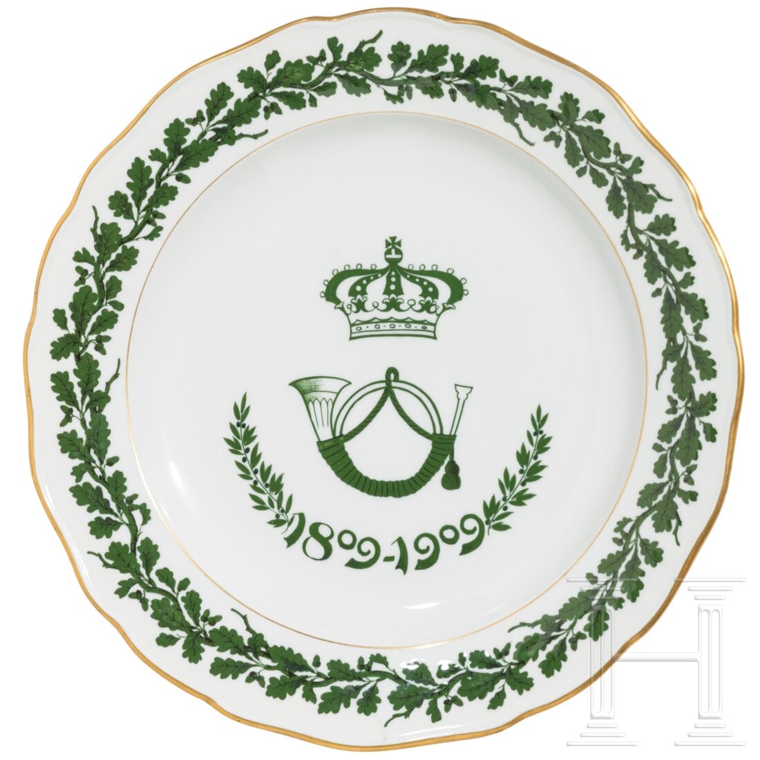 A regimental plate of the Royal Saxon Jäger Battalion, 1809 - 1909: A regimental plate of the Royal Saxon Jäger Battalion, 1809 - 1909Weißes, glasiertes Porzellan, Handmalerei, Meissen, rs. blaue Schwertermarke in Unterglasur, Durchmesser 24,8 cm. Guter, unbeschädi