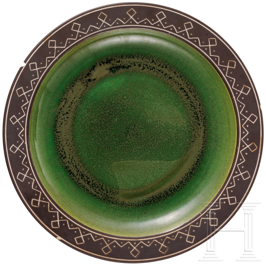 A ceramic plate with Germanic motifs: A ceramic plate with Germanic motifsSpiegel und Unterseite glasiert und mit grüner bzw. blaugrüner Farbfassung, auf der schwarzen Fahne umlaufend eingravierter Runendekor, im Boden die unterglasiert