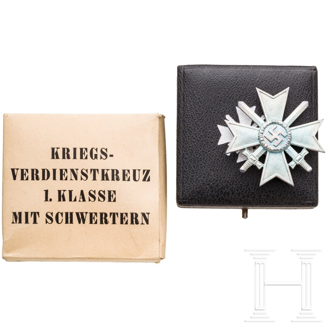 A cased 1st class War Merit Cross with swords in box: A cased 1st class War Merit Cross with swords in boxBuntmetall, versilbert (leicht angelaufen), polierte Kanten, die taillierte Nadel mit Herstellerstempel "1" der Firma Deschler. Das Etui mit silbern
