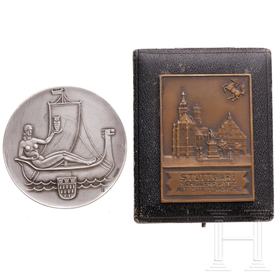 Two plaques: Two plaquesRechteckige Bronzeplakette zum Fußballländerspiel Südostfrankreich vs. Süddeutschland in Stuttgart 1934 im beschädigten schwarzen Präsentetui. Versilberte, runde Plakette "Universitä