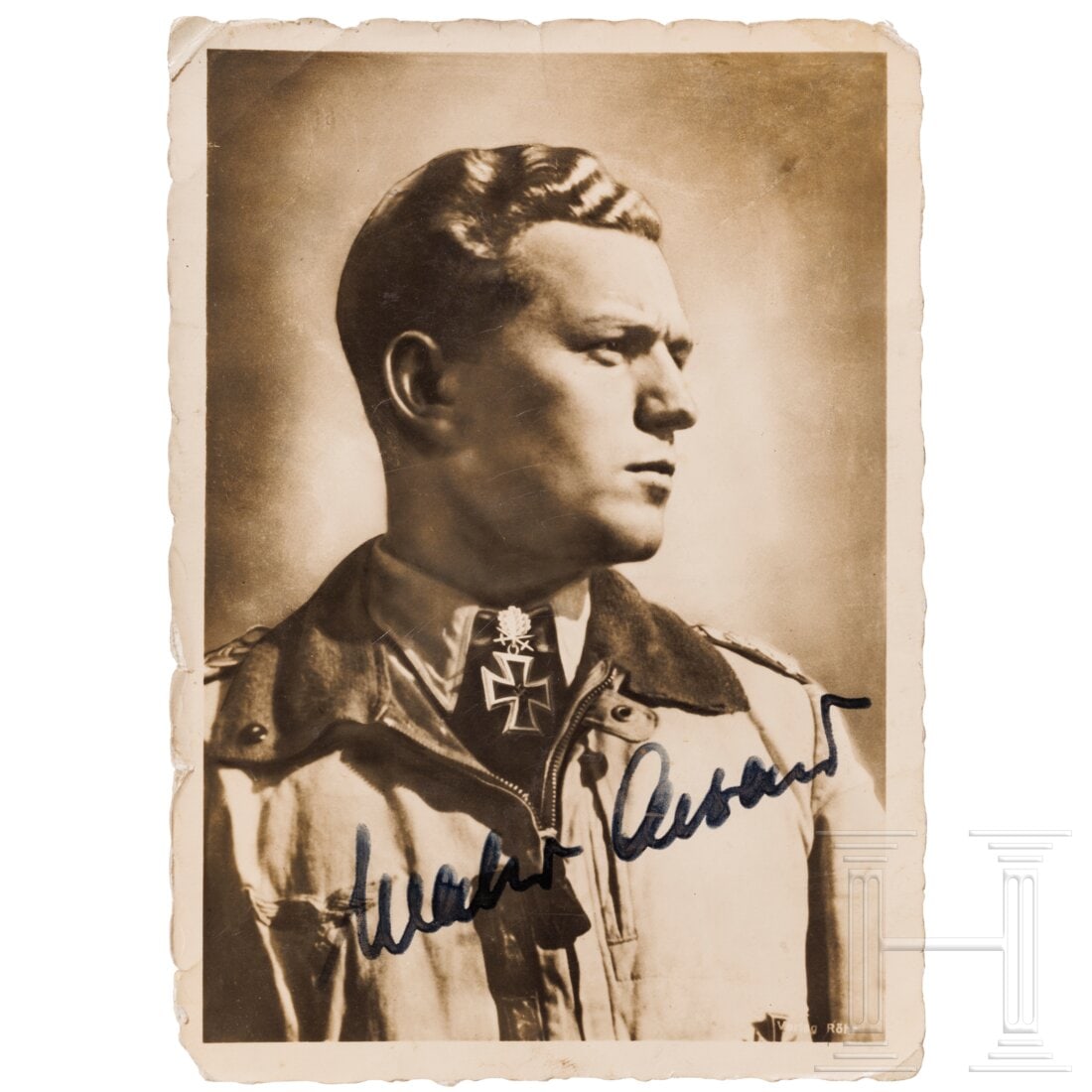 Major Walter Oesau - a signed Röhr postcard: Major Walter Oesau - a signed Röhr postcardBrustportrait in heller Fliegerjacke mit angelegtem Ritterkreuz mit Eichenlaub und Schwertern. Eigenhändig in Tinte signiert "Walter Oesau". Ungelaufen, kl