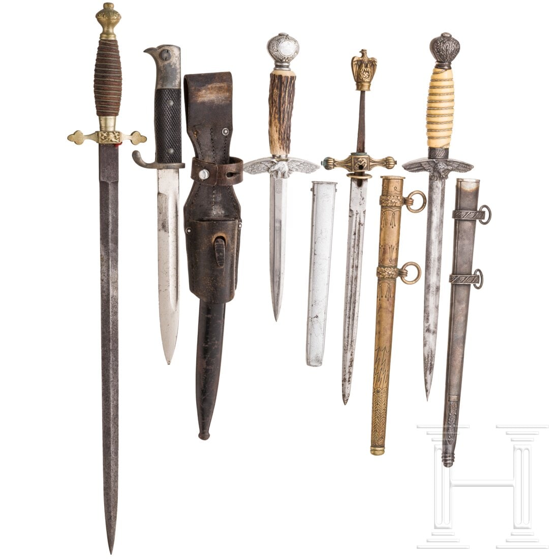 A bundle of edged weapons and edged weapon parts: A bundle of edged weapons and edged weapon partsDolch M 38 für Offiziere der Kriegsmarine, Klinge gekürzt, ohne Griff und Arretierknopf. Dolch für Feuerwehrkommandanten ohne Scheide, Ausgehseitenge