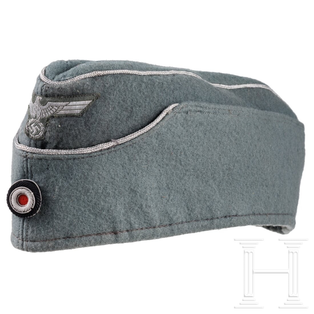 A garrison cap for army officers: A garrison cap for army officersLeichte, ungefütterte Sommerausführung aus feinem feldgrauen Wolltuch mit silbernen Vorstößen, silbern gewebtem Adler und silbern gestickter Kokarde. Condition: II