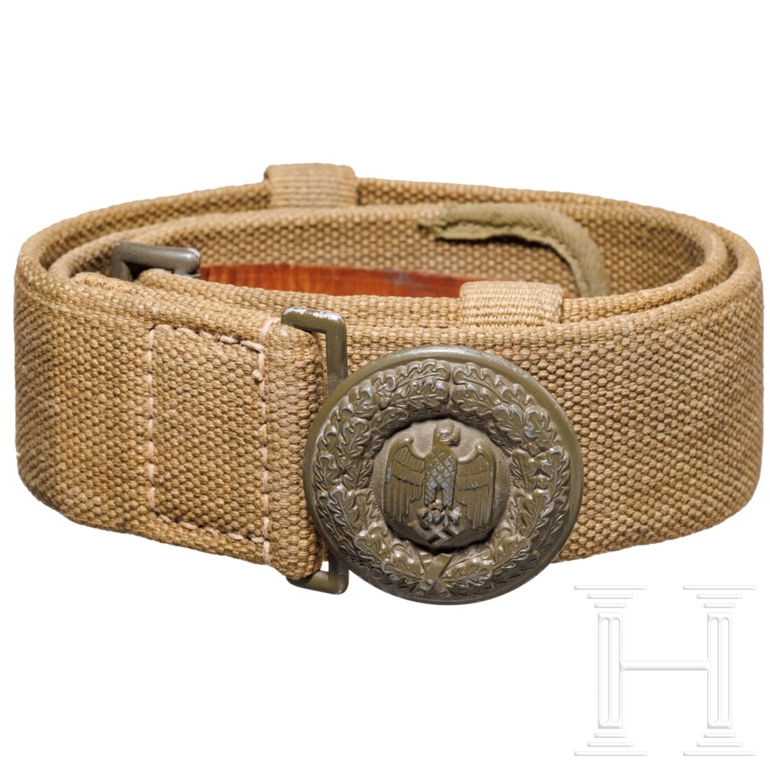A belt for the army officers' tropical clothing: A belt for the army officers' tropical clothing Olivgrün lackiertes, hohl geprägtes Schloss, die eingebördelte Rückenplatte mit ausgestanzten Befestigungslaschen und Haltebügel. Vernähte, gewebt