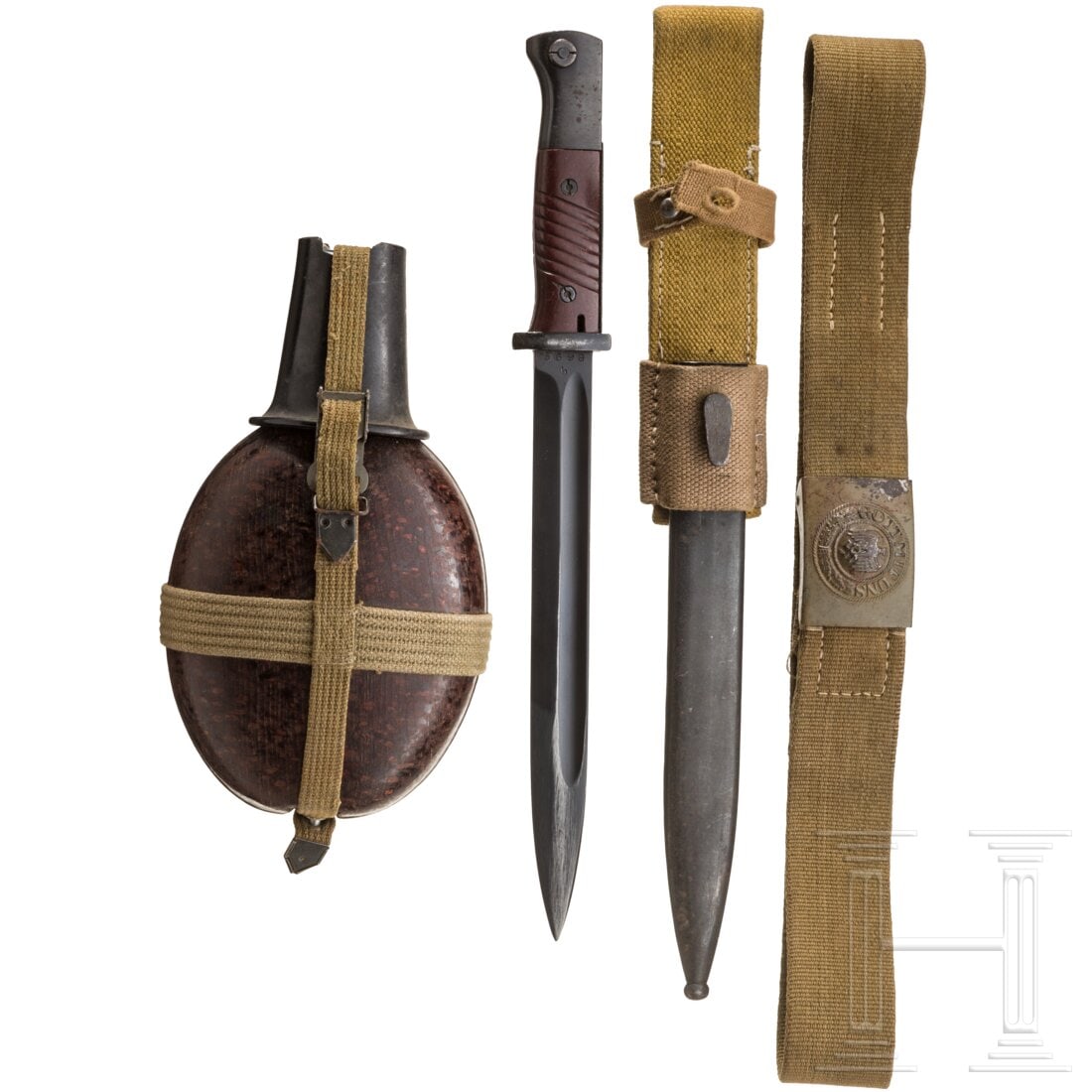 A small group of tropical equipment: A small group of tropical equipmentKoppelschloss in feldgrau lackierter Eisenausführung mit beschädigter Lederzunge, dazu ein Webriemen. Eine Feldflasche (Kokosnuss) und ein Seitengewehr 84/98 mit W