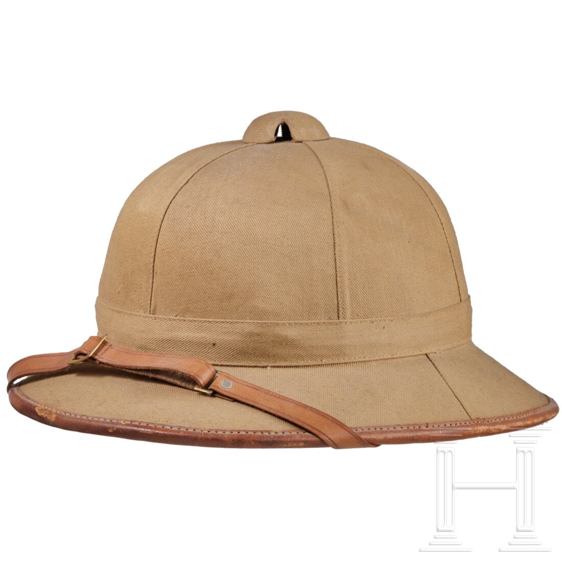 An air force pith helmet 1st pattern: An air force pith helmet 1st patternKorkkorpus mit sandfarbenem Leinenbezug, hellbrauner Ledereinfassung und Kinnriemen sowie hellrotem Innenfutter. Das Schweißband mit unterseitiger Berliner Herstel