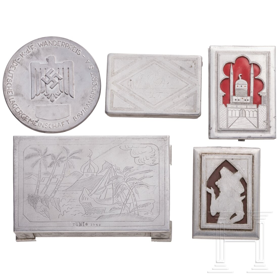 A small collection of trench art and POW works: A small collection of trench art and POW worksEine Zigarrenschachtel und drei Zigarettenetuis bzw. Tabakdosen aus Aluminium mit graviertem Dekor. Dazu der Wanderpreis der Deutschen Lagergemeinschaft i