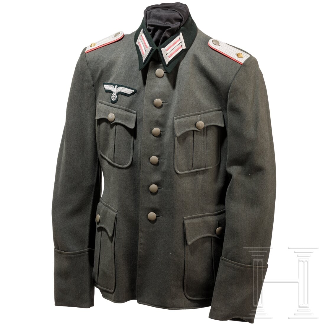 A tunic for a 1st lieutenant of the armoured troops: A tunic for a 1st lieutenant of the armoured troopsMaßanfertigung aus feldgrauem Gabadine mit dunkelgrünem Kragen, feldgrauen Knöpfen und grünem Seidenfutter mit Hänger und Durchlass für die Sei