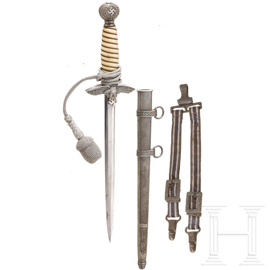 A dagger M 37 for officers of the Luftwaffe: A dagger M 37 for officers of the LuftwaffeKlinge (leicht fleckig) ohne Herstellermarke. Aluminiumparierstange und -knauf, weißer Kunststoffgriff mit Drahtwicklung (kleiner alt reparierter Riss), sil