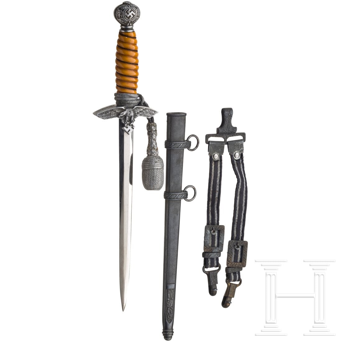 A model 1937 dagger for Luftwaffe officers made by Carl Julius Krebs in Solingen: A model 1937 dagger for Luftwaffe officers made by Carl Julius Krebs in SolingenPolierte Klinge mit Herstellerlogo. Leichtmetallparierstange und -knauf, orangefarbener Kunststoffgriff mit unvollständ