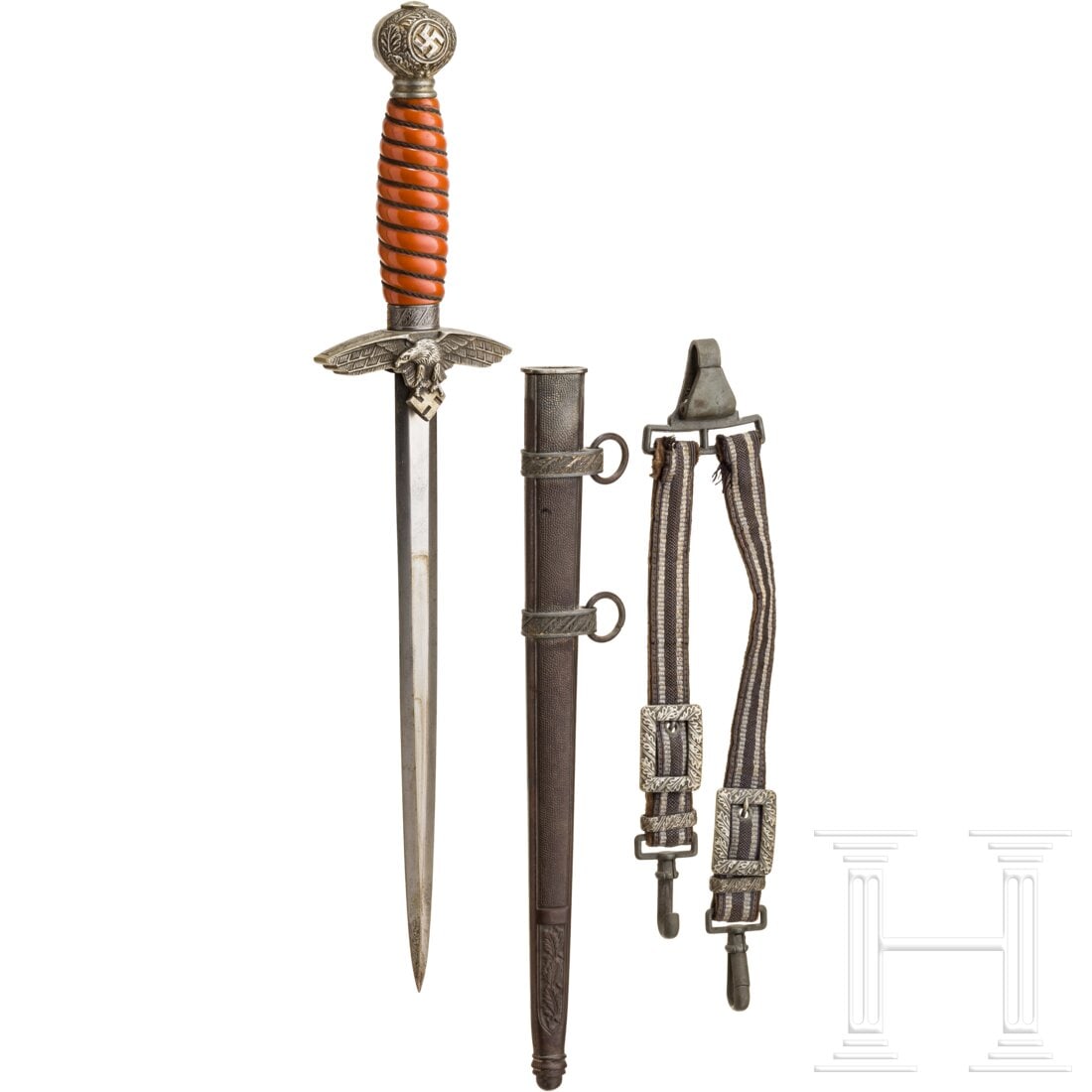 An air force officer's dagger M 37: An air force officer's dagger M 37Klinge ohne Herstellerlogo. Aluminiumparierstange und -knauf, orangefarbener Kunststoffgriff mit Drahtwicklung. Eisenscheide, textiles Gehänge mit Aluminiumbeschläg