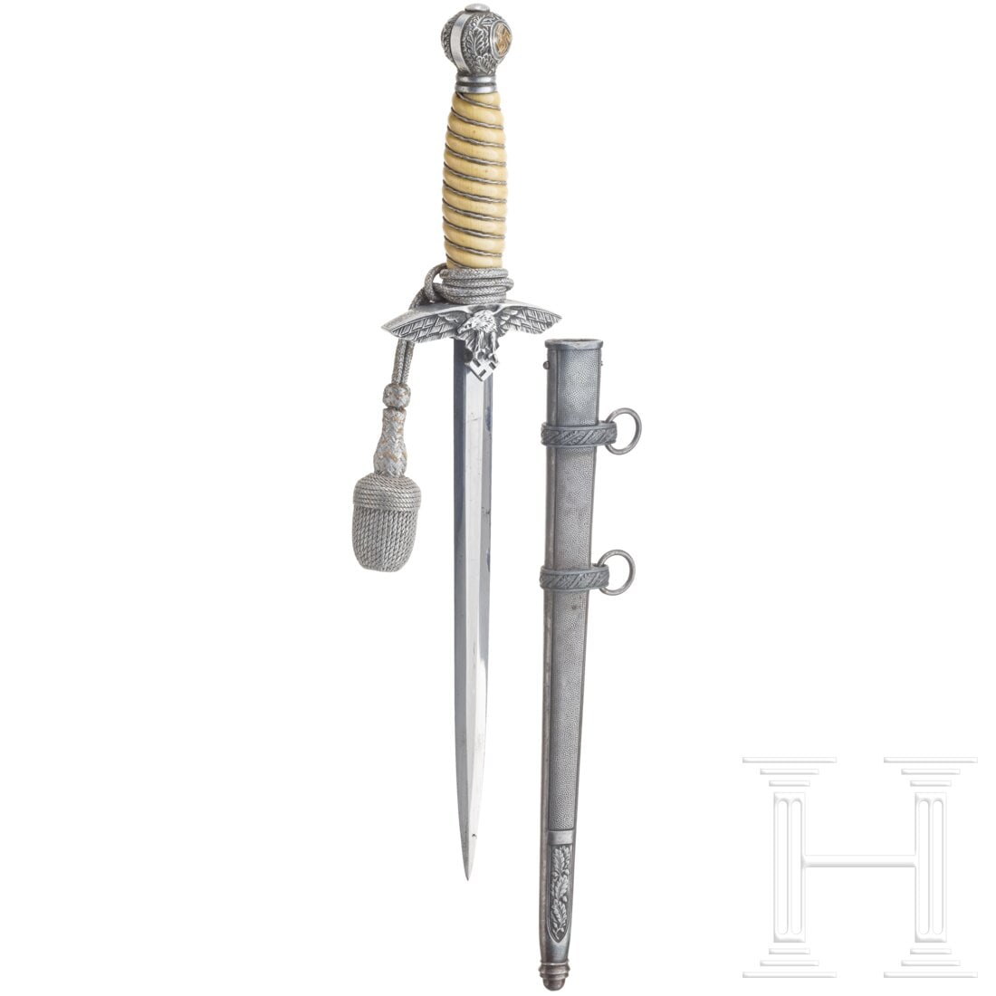 An M 37 dagger for Luftwaffe officers (depot piece), maker SMF, Solingen: An M 37 dagger for Luftwaffe officers (depot piece), maker SMF, SolingenKlinge (fleckig) mit geätzter Königsmarke und Abnahmepunze. Knauf und Parierstange aus Aluminium, weißes Griffstück mit Drah