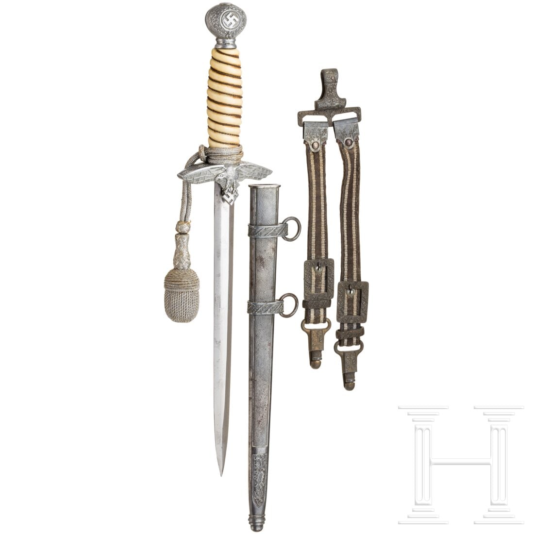 An M 37 dagger for Luftwaffe officers with portepee and hangers, no maker: An M 37 dagger for Luftwaffe officers with portepee and hangers, no makerPolierte Klinge (minimal fleckig). Knauf und Parierstange aus Aluminium. Weißes Griffstück mit Drahtwicklung. Stahlscheide. G