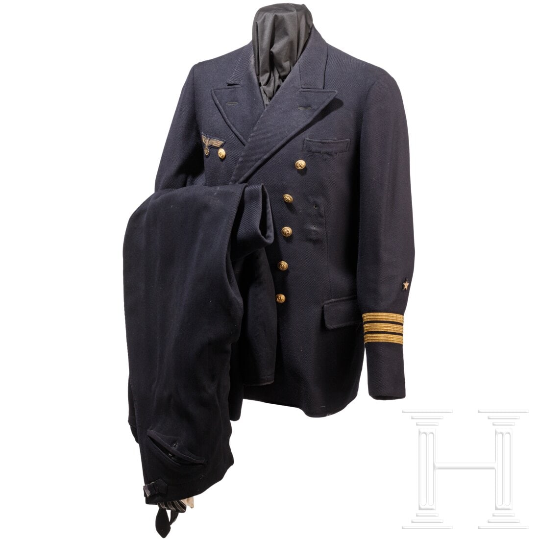 Knight's Cross holder Corvette Captain Jost Metzler - his blue jacket: Knight's Cross holder Corvette Captain Jost Metzler - his blue jacketMaßanfertigung aus grobem marineblauen Gabardine mit goldenen Ankerknöpfen, das schwarze Seidenfutter mit Etikett der Offizierskl