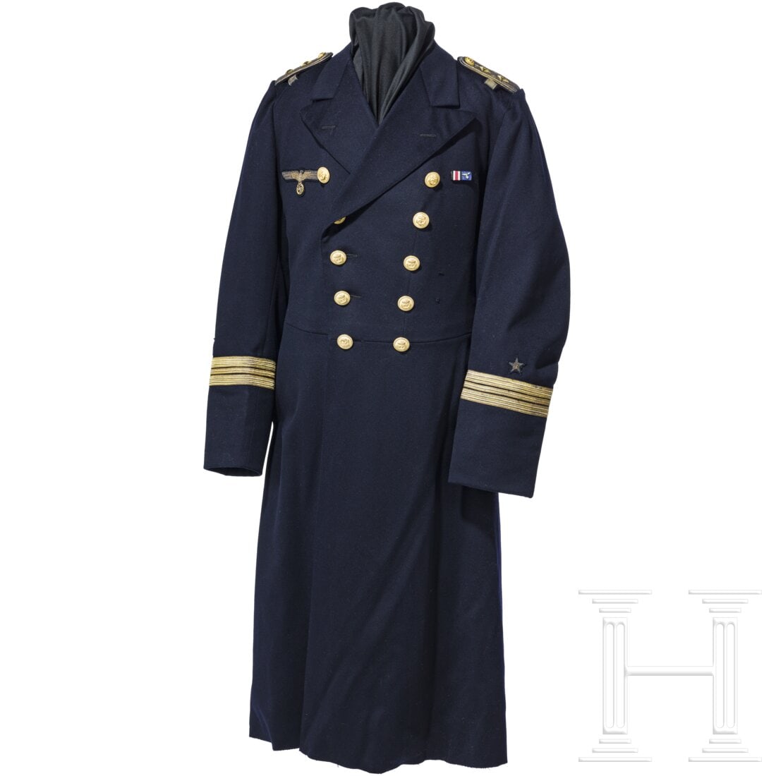 A tunic of the "great uniform" for a Lieutenant Commander: A tunic of the "great uniform" for a Lieutenant CommanderMaßanfertigung aus feinem marineblauen Tuch mit goldenen Ankerknöpfen, das schwarze Seidenfutter mit Schneideretikett von Thöl, Kiel. Gold g