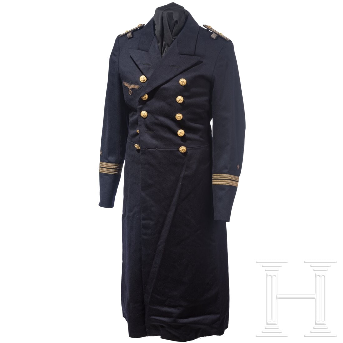 A tunic of the "great uniform" for a Lieutenant: A tunic of the "great uniform" for a Lieutenant Maßanfertigung aus feinem marineblauen Tuch mit goldenen Ankerknöpfen, das schwarze Seidenfutter mit Schneideretikett von Köstler, Kiel. Gold gestick