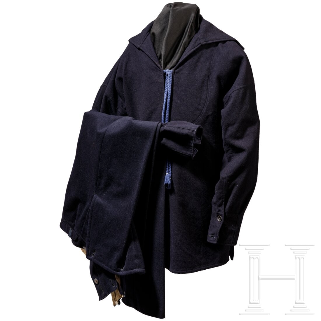 A blue sailor's dress of the Kriegsmarine: A blue sailor's dress of the KriegsmarineBlaues Hemd aus marineblauem Wollstoff, der Brustadler abgetrennt, Ärmelabzeichen für die Maschinenlaufbahn. Reparaturstellen. Dazu die passende Hose mit Kla
