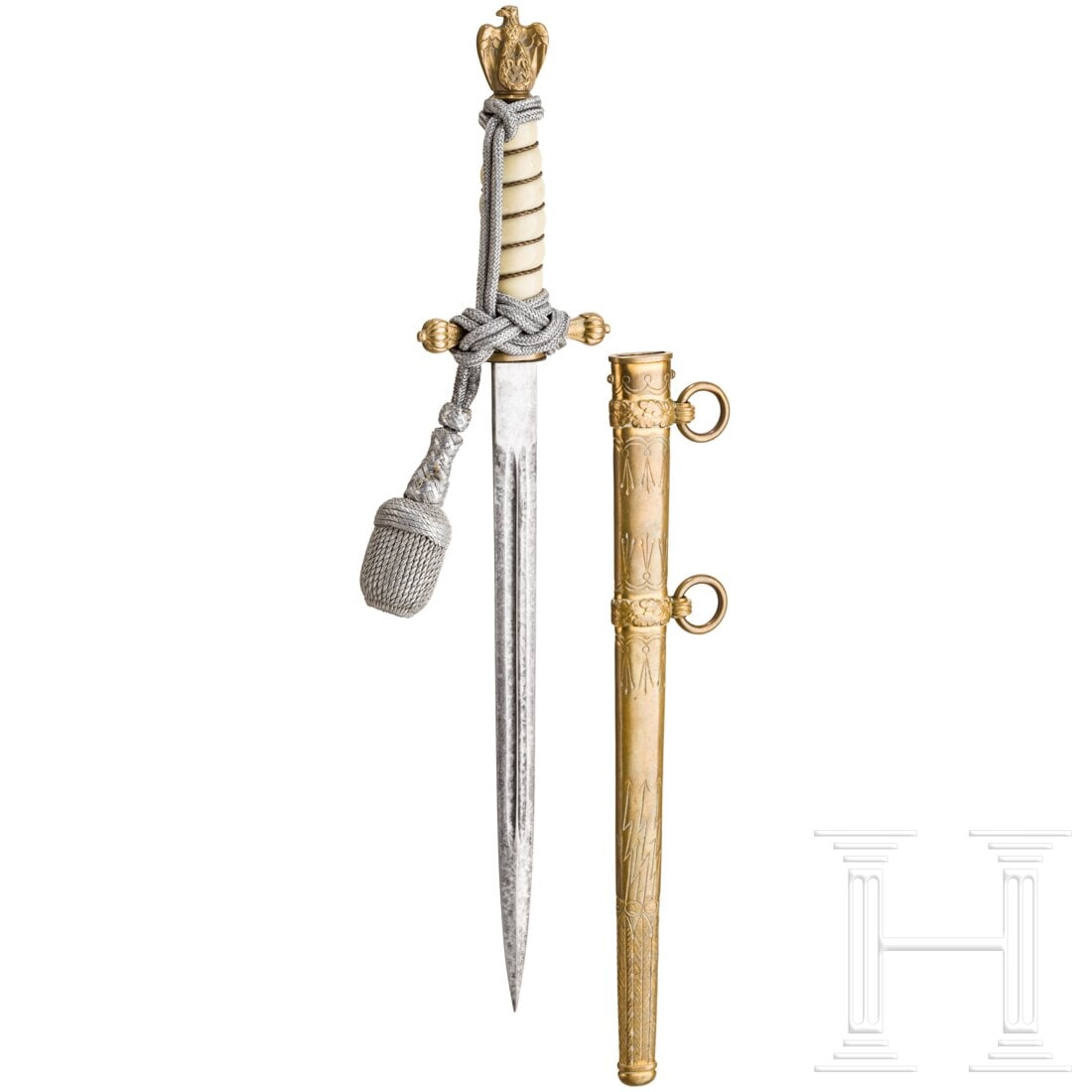 A dagger M 38 for navy officers made by F. W. Höller in Solingen: A dagger M 38 for navy officers made by F. W. Höller in SolingenDie Klinge (fleckig/verputzt) mit beidseitigen maritimen Zierätzungen und terzseitig geätzter Herstellermarke. Vergoldeter Adlerknauf