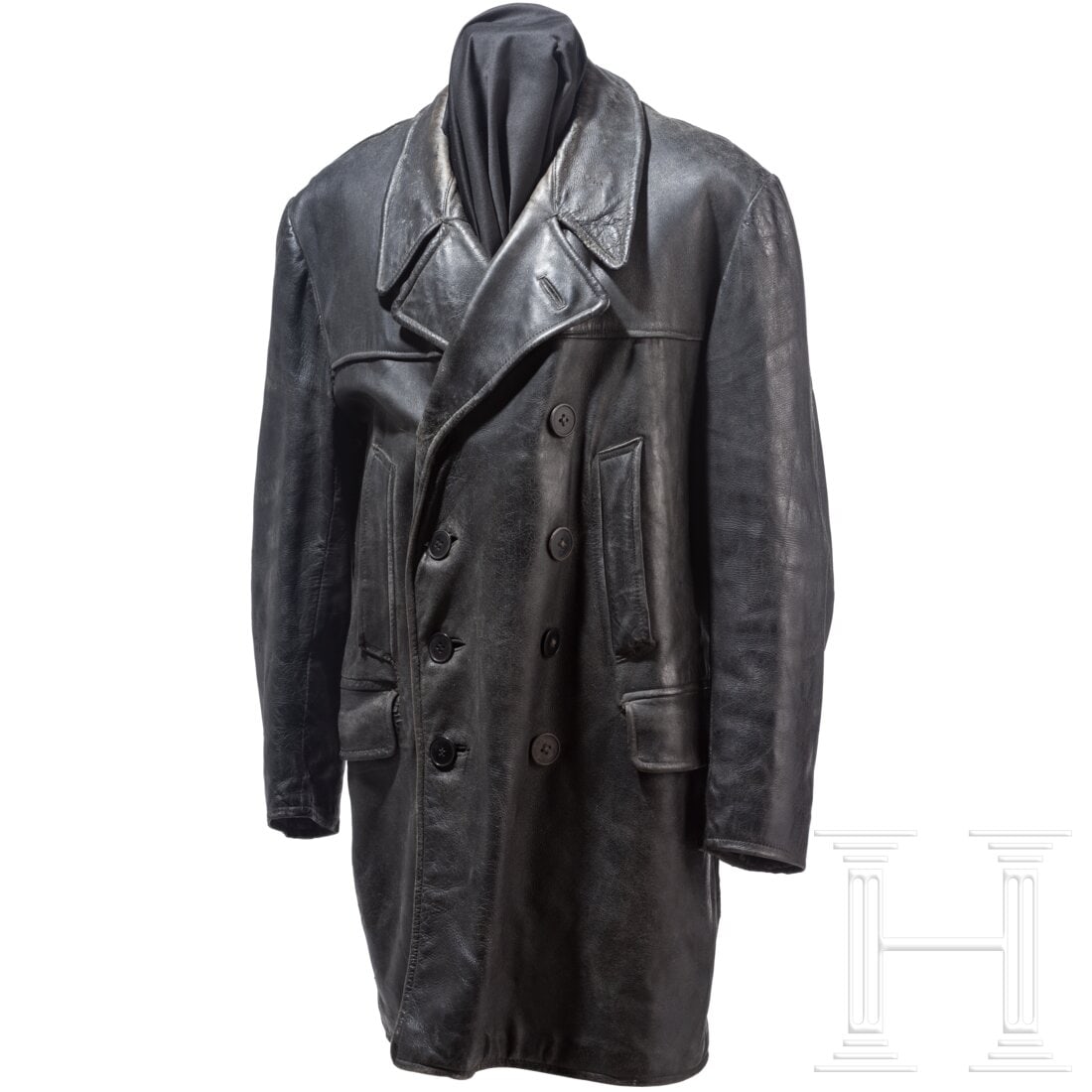 A long leather jacket for technical personnel on submarines: A long leather jacket for technical personnel on submarinesJacke aus schwarzem Glattleder mit grauem Wollfutter, das Herstelleretikett herausgetrennt. Sichtlich getragen mit Reparatur- und Fehlstellen