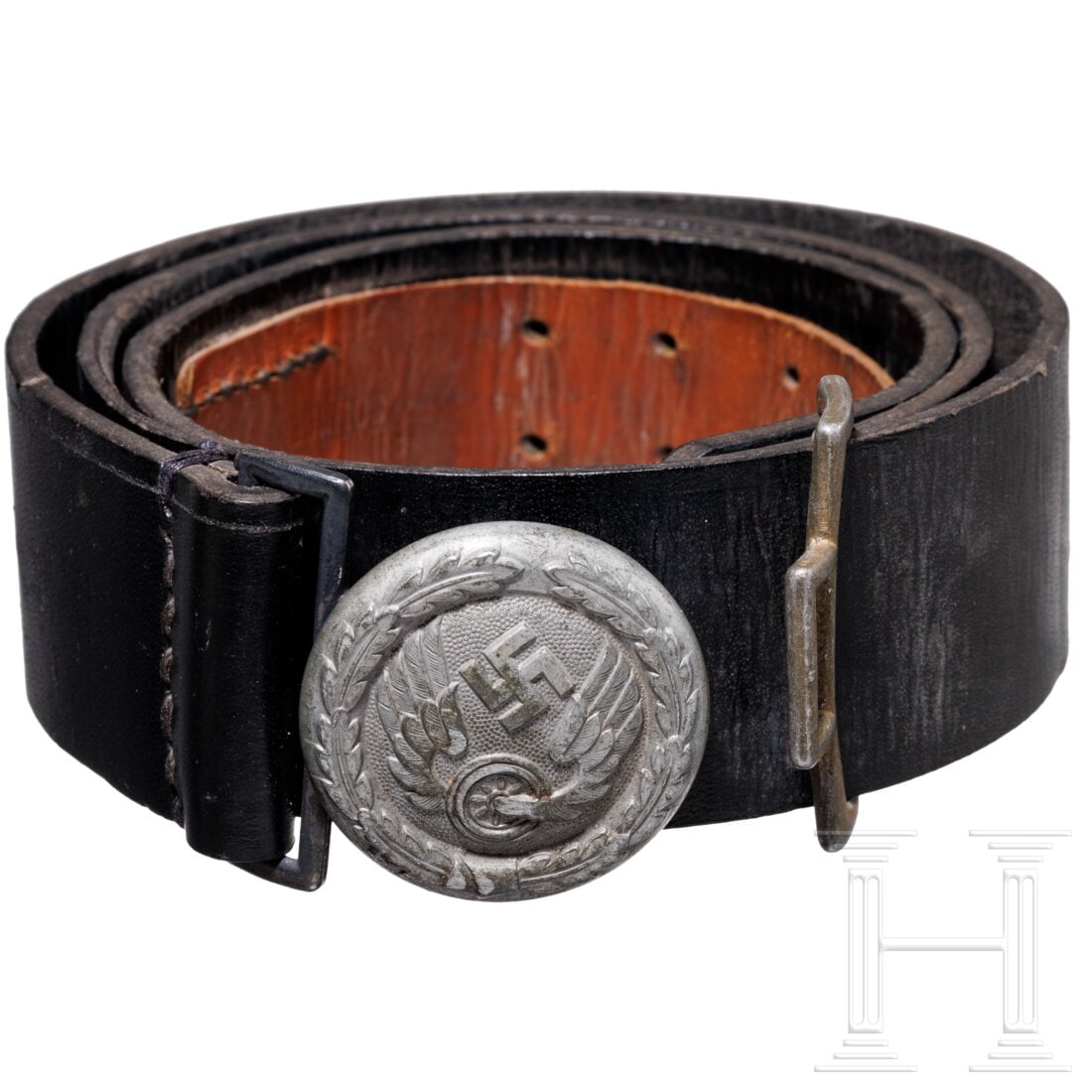 A service belt for leaders of the Reichsbahn: A service belt for leaders of the Reichsbahn Vollständig migriertes Feinzinkschloss mit rs. vercrimptem Befestigungssystem. Vernähter schwarzer Lederriemen mit heller Lederzunge, komplett mit Gegenh