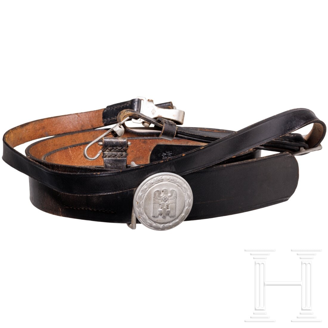 A service belt for leaders of the German Red Cross (DRK): A service belt for leaders of the German Red Cross (DRK)Matt patiniertes, hohl geprägtes Leichtmetallschloss, die eingebördelte Rückenplatte mit ausgestanzten Befestigungslaschen und Haltebügel so
