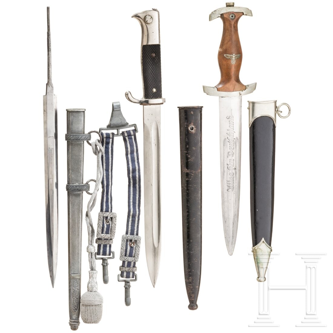 A small group of edged weapons: A small group of edged weaponsNSKK-Dienstdolch M 36, frühe Ausführung mit Neusilberparierstangen (punziert "Fr", beschädigt, grob überarbeitet, Scheide nachlackiert). Ausgehbajonett der Wehrmacht 