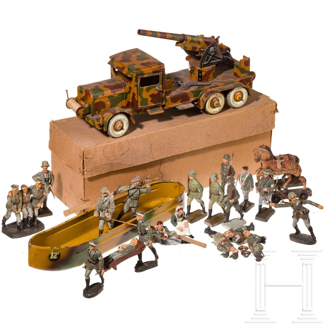 A small group of toys: A small group of toysEin Lineol-Ponton mit Tarnanstrich und zwei rudernden Pionieren.Ein Tippco-LKW mit Flakaufbau in Blechausführung mit Blechreifen und Tarnanstrich, die Mechanik lagerungsbedingt s