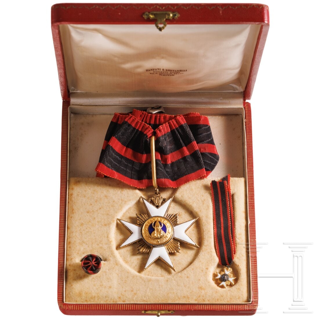 Order of St. Sylvester - a Commander's cross: Order of St. Sylvester - a Commander's crossHalskreuz, vergoldet und beidseitig weiß emailliert (minimale Risse), mit separat aufgelegten Medaillons. Breite ca. 55 mm. Am konfektionierten Halsband, z