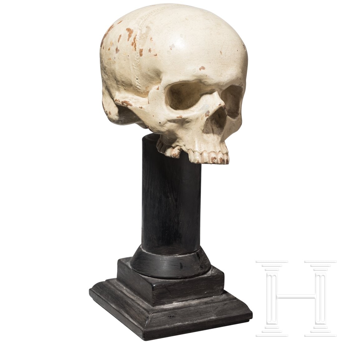 A German or Italian memento mori skull, 17th/18th century: A German or Italian memento mori skull, 17th/18th centuryAnatomisch korrekte Darstellung eines menschlichen Schädels aus farbig gefasster Terracotta (stellenweise kleine Abplatzungen). Aufgestellt au