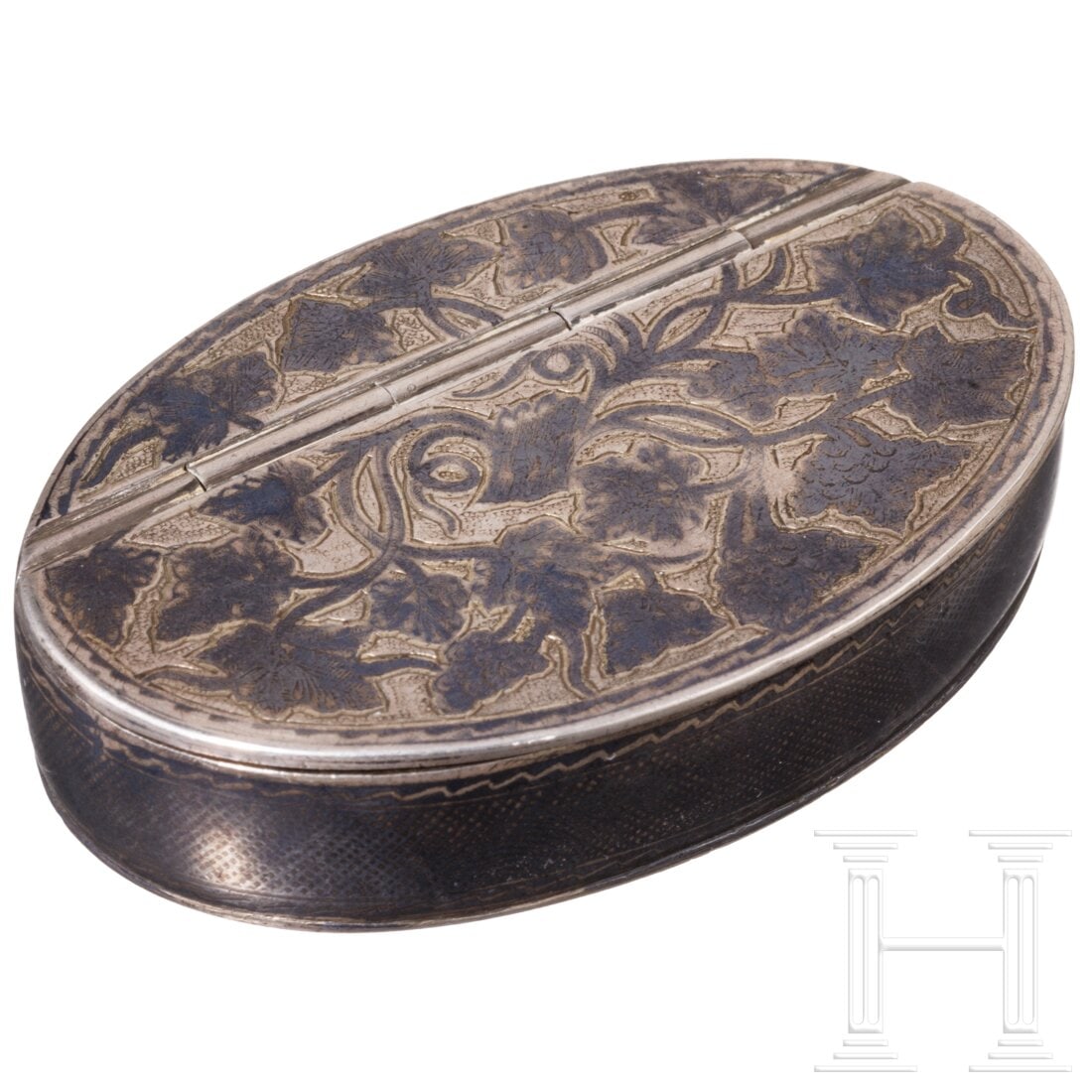 A Russian silver and niello pill box, Moscow, 1828: A Russian silver and niello pill box, Moscow, 1828Silber, innen vergoldet. Die ovale Dose umseitig mit nielliertem Dekor. Unterseite und Oberseite mit detailliertem Blattwerk auf teils punziertem Fond
