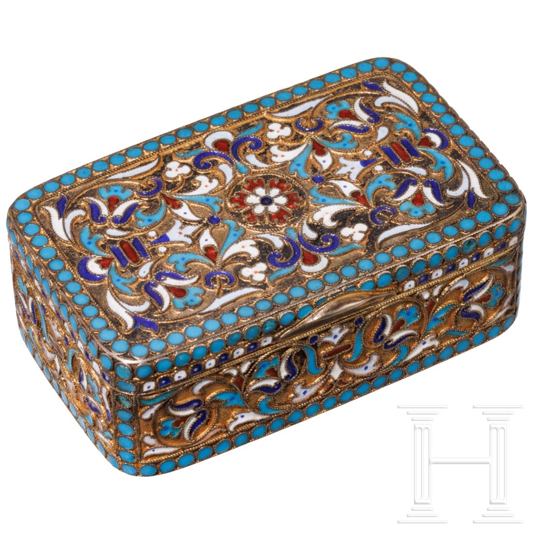 A Russian silver-gilt and cloisonne-enamelled pill box, 1896-1908: A Russian silver-gilt and cloisonne-enamelled pill box, 1896-1908Silber, vergoldet. Rechteckige Form mit abgerundeten Ecken. Umseitig verziert mit stilisierten Blüten und Rankenwerk aus bunter Emaill