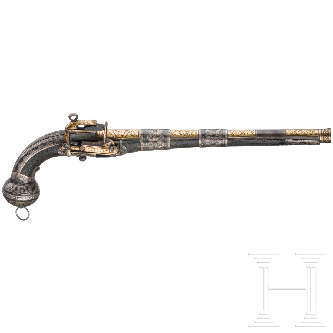 A Caucasian miquelet flintlock pistol, circa 1850: A Caucasian miquelet flintlock pistol, circa 1850Glatter Lauf mit gegratetem Rücken im Kaliber 12 mm, die Oberseite zwischen den Laufbändern (eins fehlt) mit vollflächiger, reicher Goldtausia. Miqu