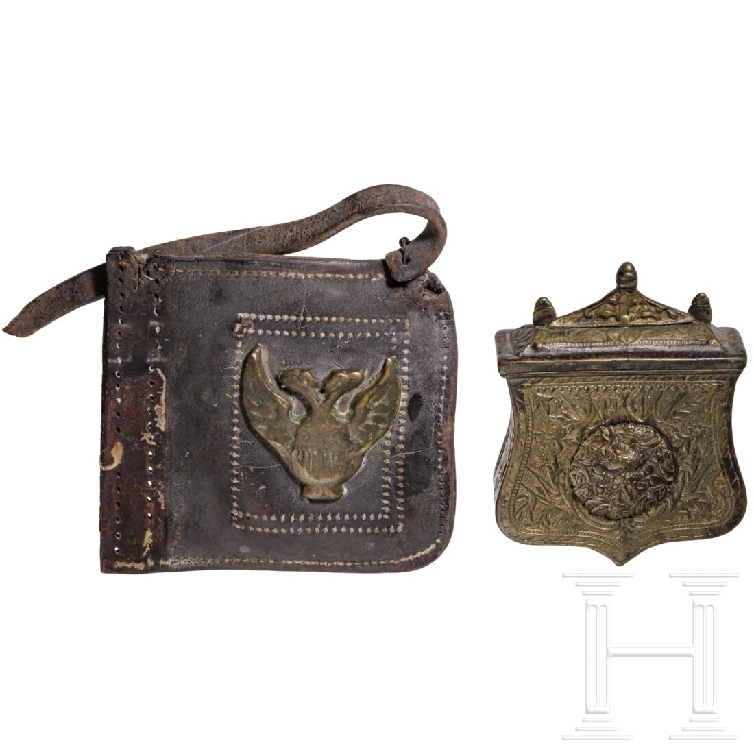 A brass cartridge box from the Balkans, 1st half of the 19th century: A brass cartridge box from the Balkans, 1st half of the 19th centuryGeschweifter Behälter mit reliefiertem Dekor. Auf dem scharniergelagerten Deckel eine vernietete Zierbekrönung. Rückseitige Trage