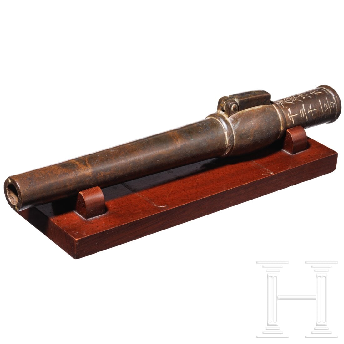 A barrel for a Chinese hand cannon, 16th/17th century: A barrel for a Chinese hand cannon, 16th/17th centuryLeicht patinierte Bronze. Runder, zur Mündung leicht konischer Lauf, glatte Seele im Kaliber 22 mm. Oberseitig auf dem gerundeten Mittelstück rec
