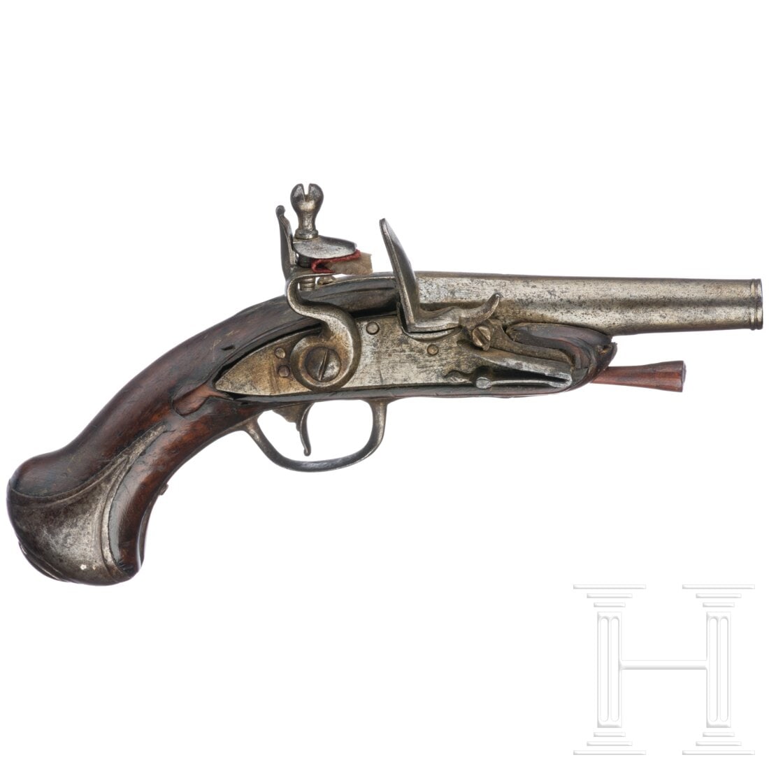 A French traveler's flintlock pistol, circa 1760: A French traveler's flintlock pistol, circa 1760Glatter Lauf im Kaliber 11 mm, Steinschloss mit glatter Schlossplatte, Halbschaft mit eiserner Garnitur, hölzerner Ladestock mit Dopperplatte aus Eisen