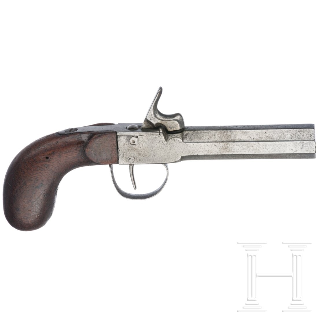 A Belgian percussion boxlock pocket pistol, circa 1840: A Belgian percussion boxlock pocket pistol, circa 1840Glatter Oktagonallauf im Kaliber 11,5 mm, glatter Schlosskasten, Abzugsbügel. Piston beschädigt. Einteiliger Holzgriff. Eisenteile gereinigt und