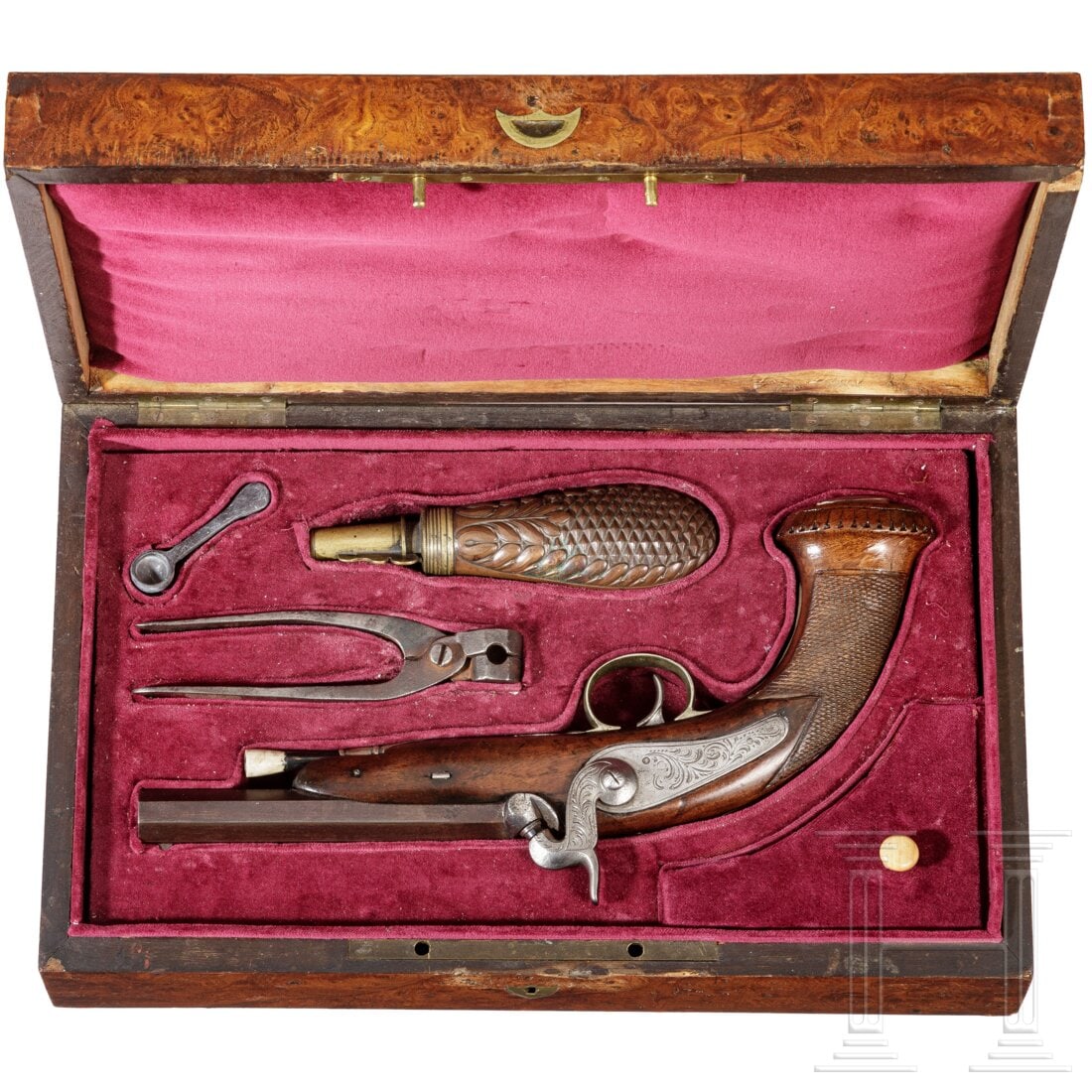 A cased Belgian percussion pistol, Liege, circa 1840: A cased Belgian percussion pistol, Liege, circa 1840Glatter, brünierter Oktagonlauf, links ELG-Marke, Patentschwanzschraube und -blatt leicht graviert. Rückliegendes, en suite graviertes Perkussions