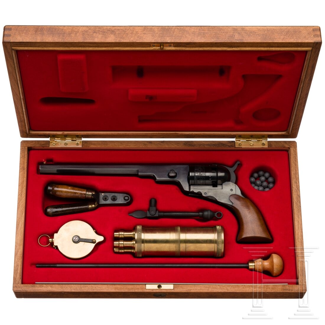 A Hege, Mod. Texas Paterson, in box: A Hege, Mod. Texas Paterson, in boxCal. .36(BlackPowder), SN. Z033, nummerngleich. Blanker Lauf, Länge 9". Fünfschüssig. It. Beschuss 1979. Oben am Lauf einzeilig "Hege Texas Paterson". Rollgravur