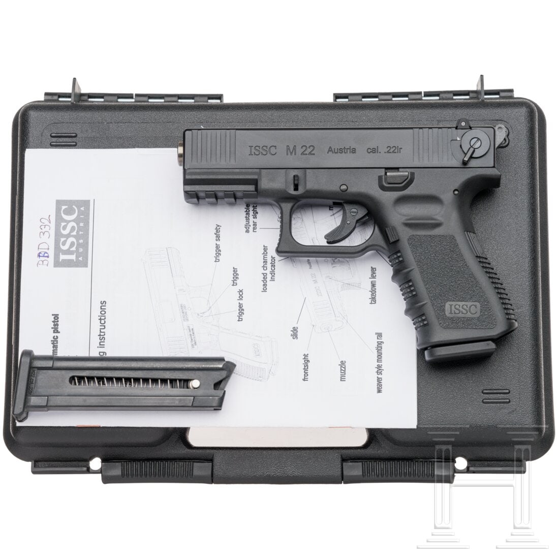 ISSC M 22 Semi-Automatic Pistol, in case: ISSC M 22 Semi-Automatic Pistol, in caseCal. .22lr, SN. BBD332, nummerngleich. Blanker Lauf, Länge 104 mm. Zehnschüssig. Beschuss 07/10. Mikro-Kontrastvisier. SA. Ladeanzeiger. Matchabzug. Weaversch