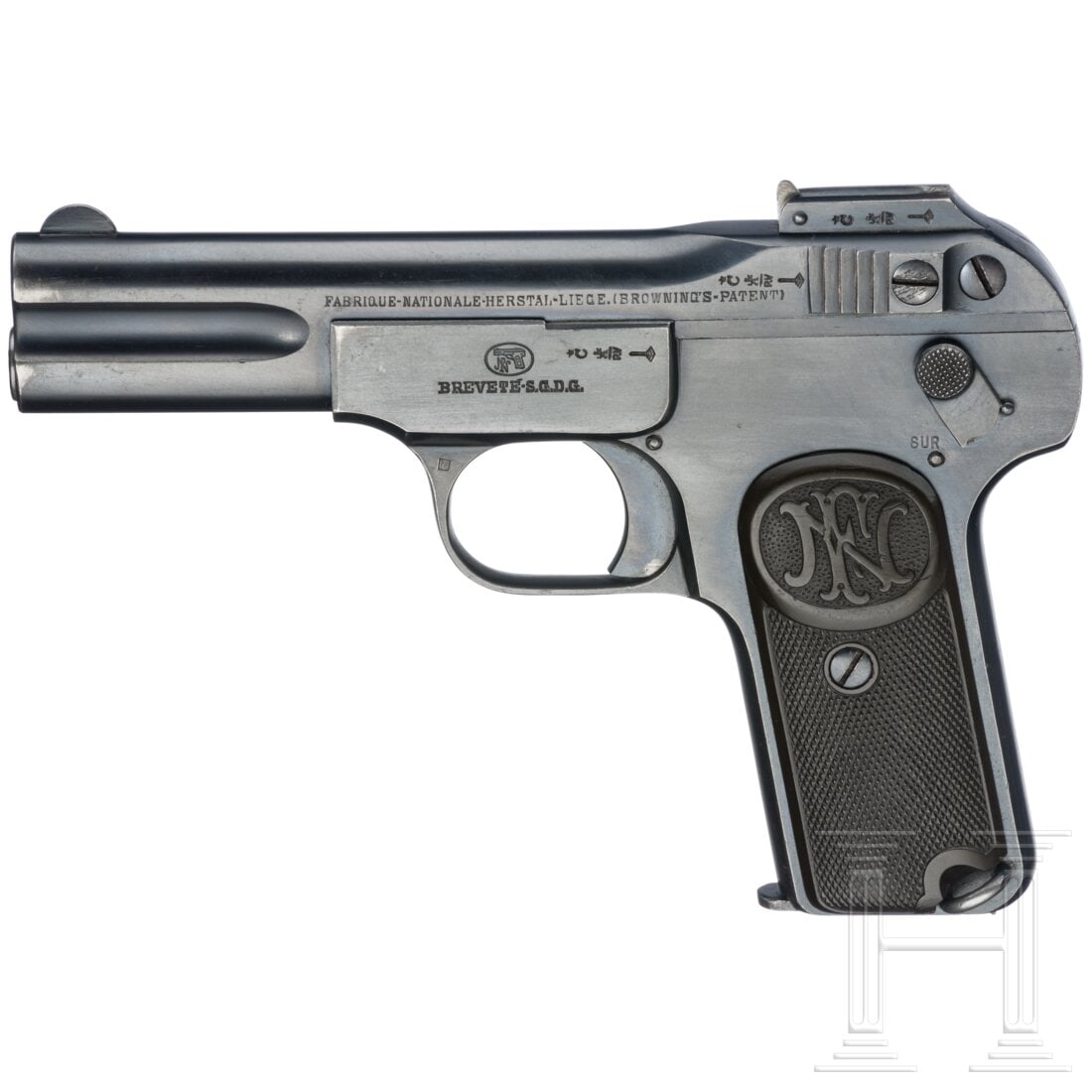 An FN, Mod. 1900: An FN, Mod. 1900Cal. 7,65mmBrowning, SN. 261659, nummerngleich. Lauf matt, Länge 100 mm. Siebenschüssig. Belg. Beschuss. Standardbeschriftung dieses S/N-Bereichs. Originale Brünierung partiell mini