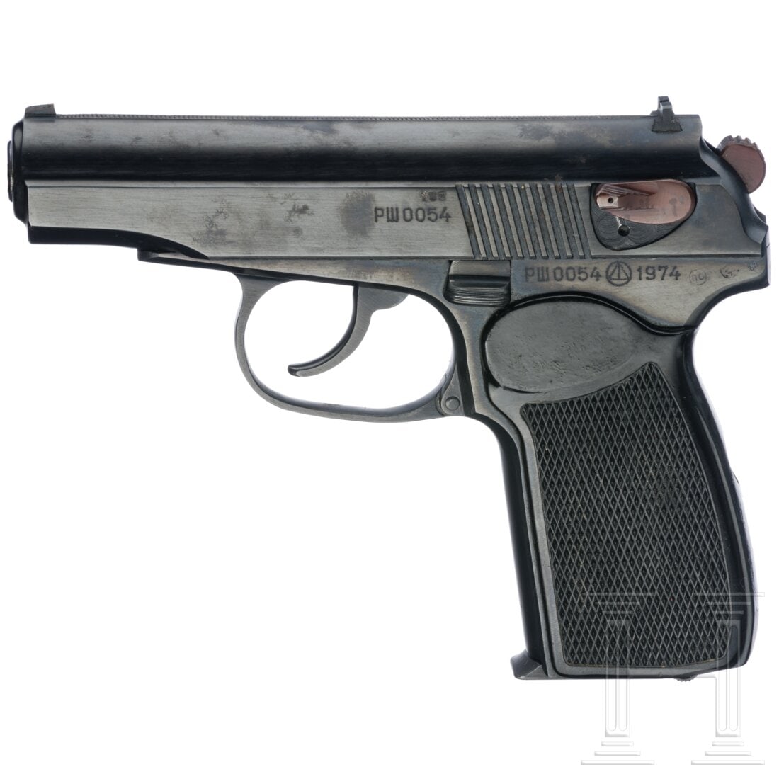 A Makarow PM: A Makarow PMCal. 9mmMakarov, SN. 0054, nummerngleich bis auf Magazin. Dt. Beschuss 1991. Links am Griffstück Fabrik-/Herstellerzeichen für Ischewski Maschsawod (Izhmash). Schwarze Bakelitgriffschale